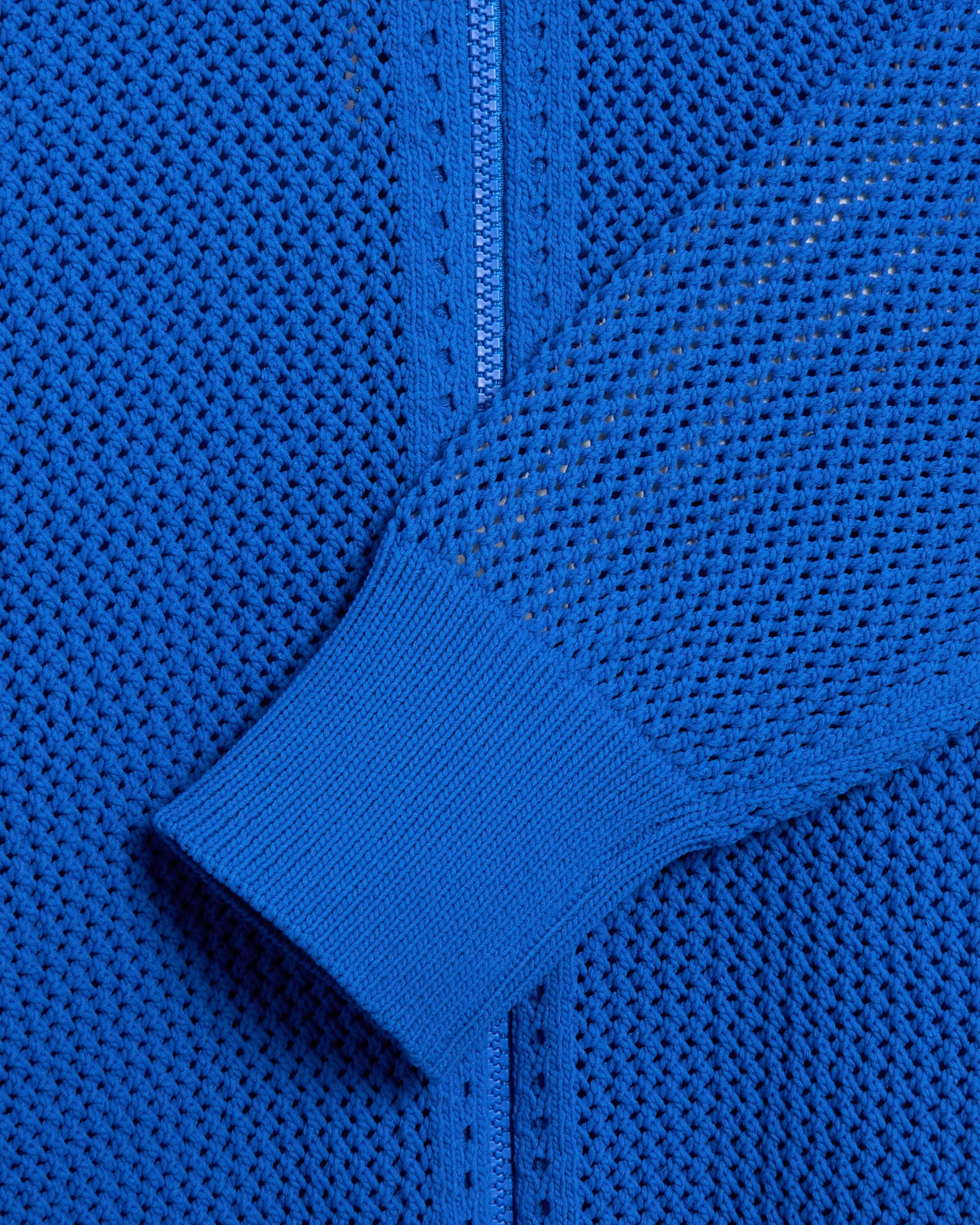 Adidas Originals Trainingsjacke für Damen mit Häkelmuster und Reißverschluss.